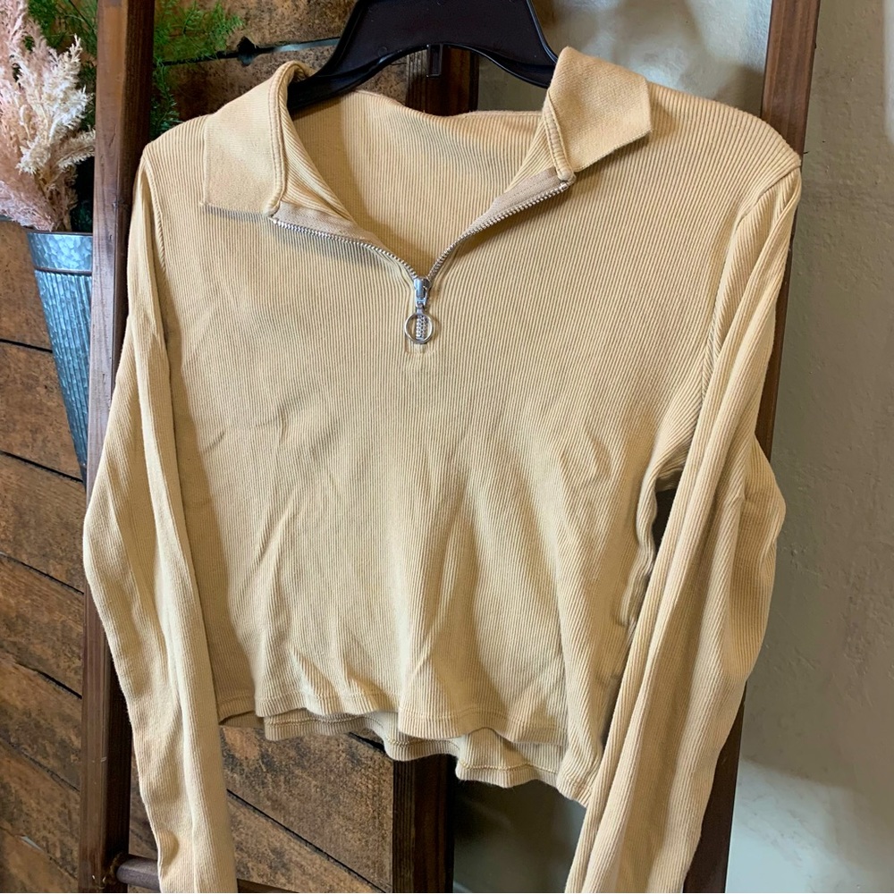 size Small collared cropped half zip long sleeve